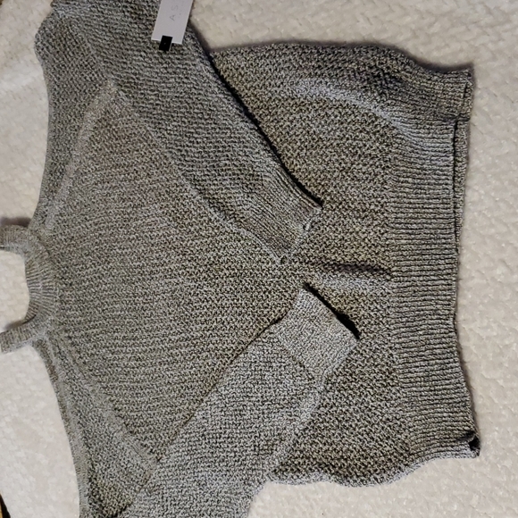 Astr Grey peek a boo sleeves soft sweater NWT🆕 - Picture 6 of 10